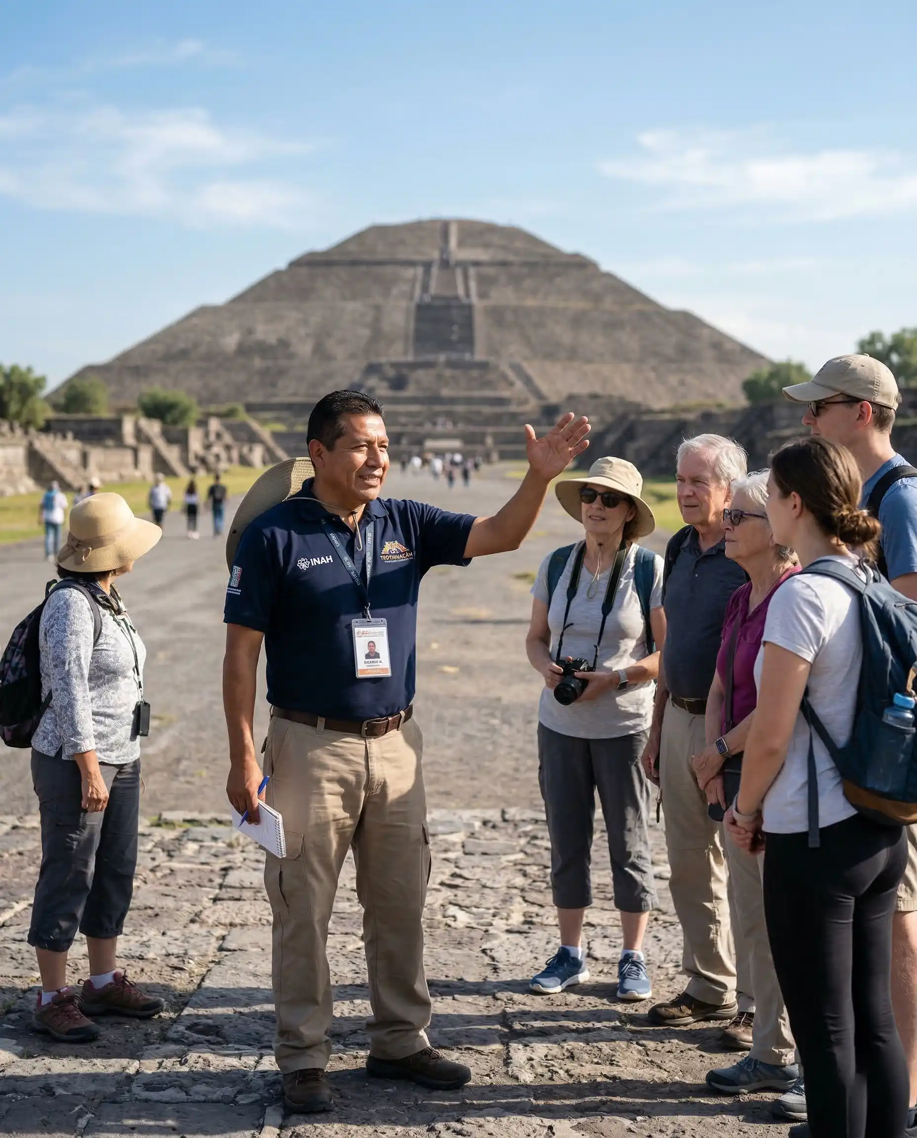 Guía certificado explicando la historia de Teotihuacán en la Calzada de los Muertos
