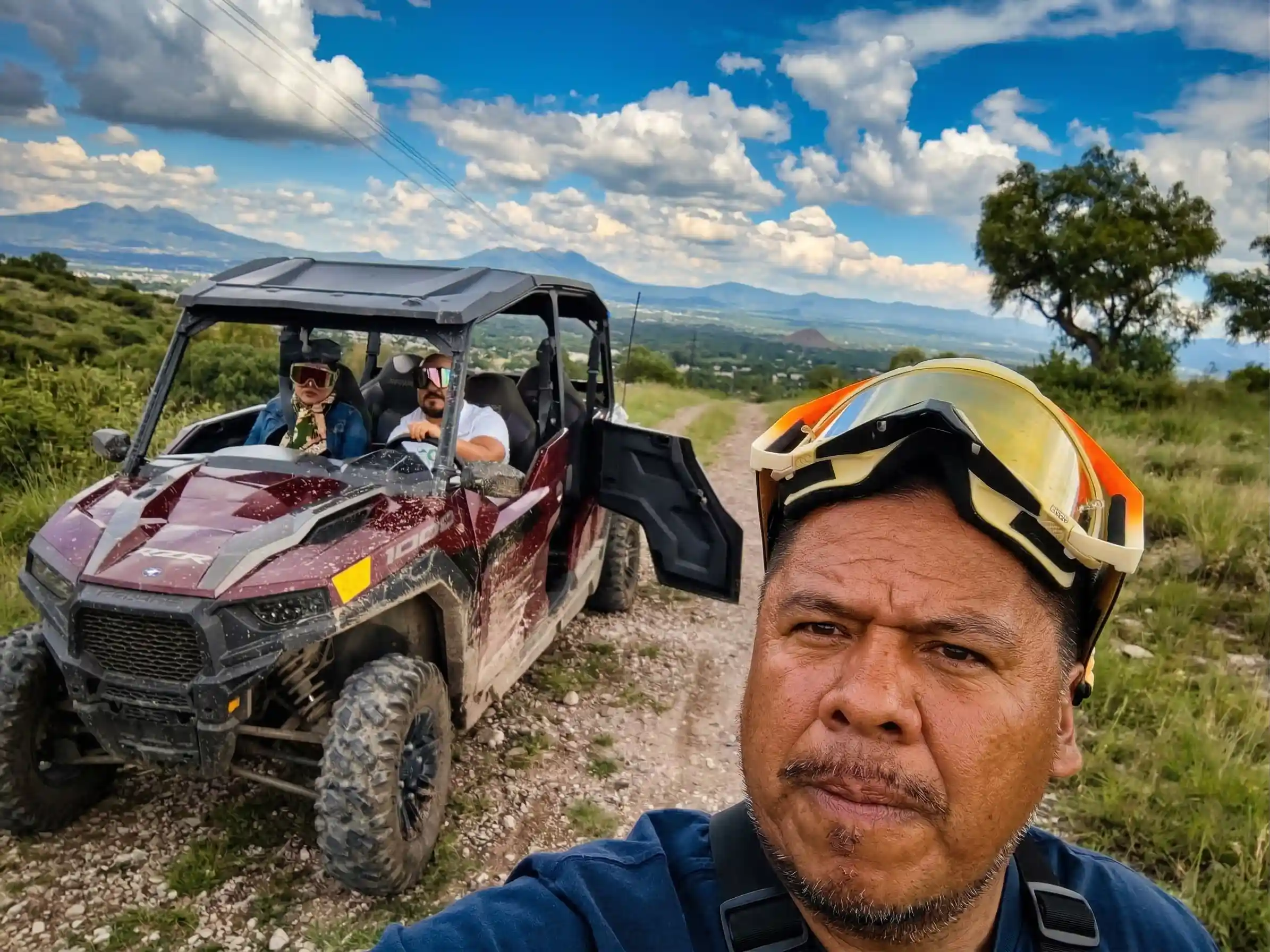Martín Reyes, dueño de Viajeros del Sol, sonriendo frente a globos aerostáticos en Teotihuacán